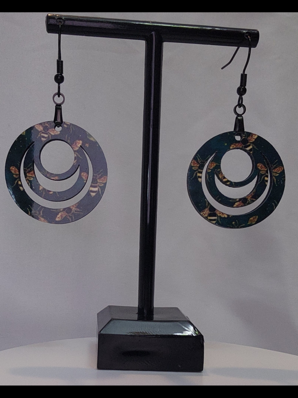 Bee Pattern Triple-Hoop Drop Earrings – Green